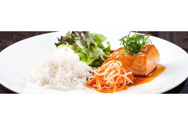 Losos teriyaki, mrkev, ředkev, salát, rýže