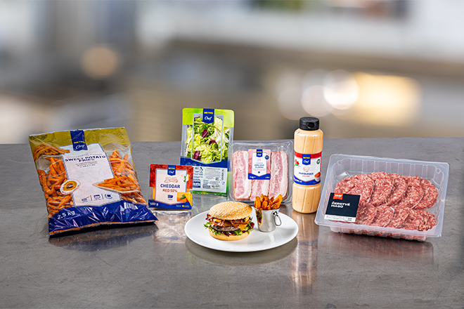 Hovězí hamburger s čedarem a batátovými hranolkami