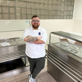 V našem sektoru školního stravování ﻿se soustředíme na čerstvost, udržitelnost a efektivitu práce.