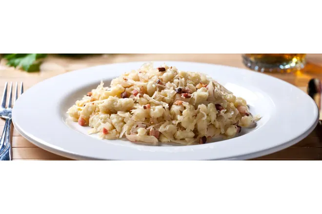 Bramborové halušky s uzeným masem a kysaným zelím