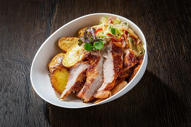 Grilovaná krkovice, zelný salát s křenem, chřest